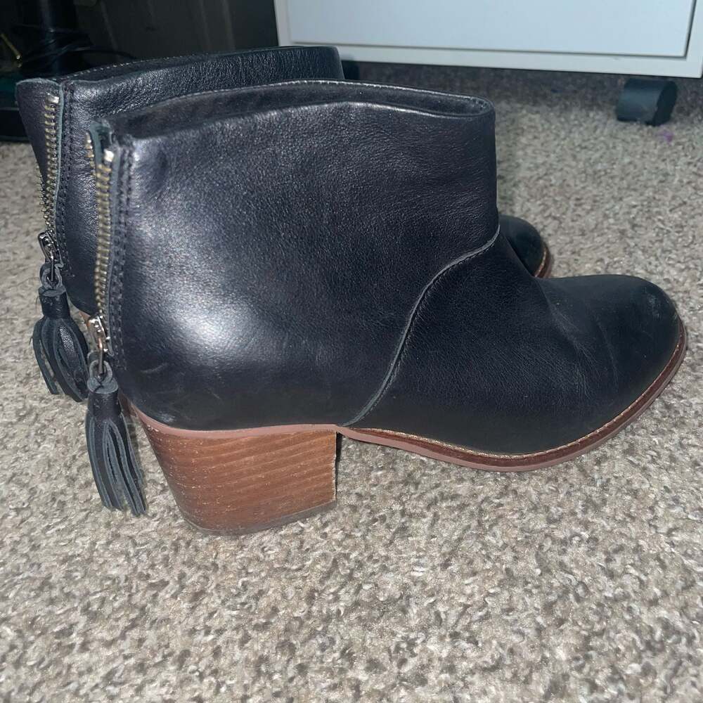 TOMS Leila Black Full Grain Leather Ankle Booties with Rear Tassel Zip Size W7 - Picture 5 of 7